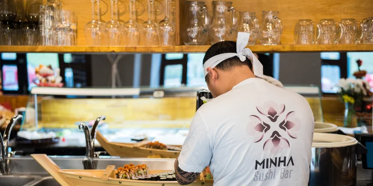 Nabité sety v sushi baru na Újezdě: až 56 ks, saláty i polévky