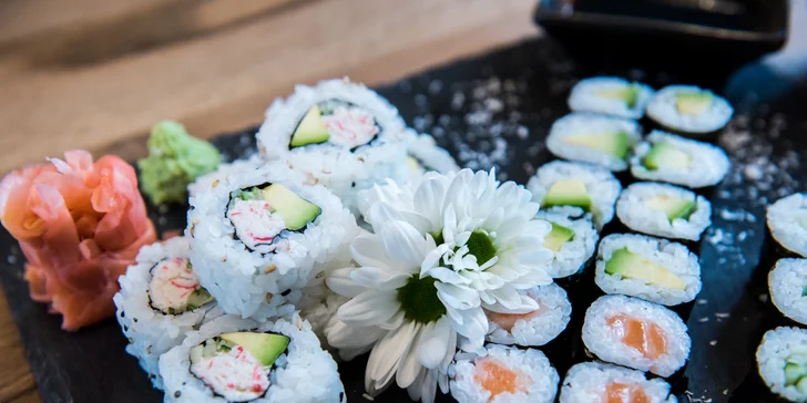 Nabité sety v sushi baru na Újezdě: až 56 ks, saláty i polévky