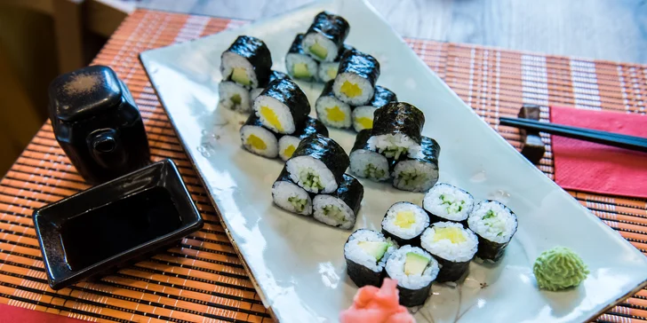 Nabité sety v sushi baru na Újezdě: až 56 ks, saláty i polévky