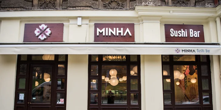 Nabité sety v sushi baru na Újezdě: až 56 ks, saláty i polévky