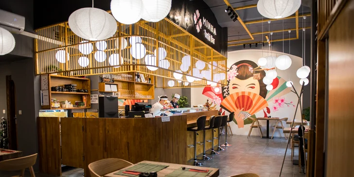 Nabité sety v sushi baru na Újezdě: až 56 ks, saláty i polévky