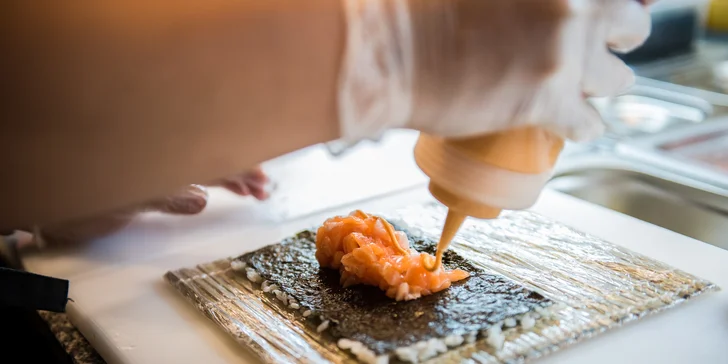 Nabité sety v sushi baru na Újezdě: až 56 ks, saláty i polévky
