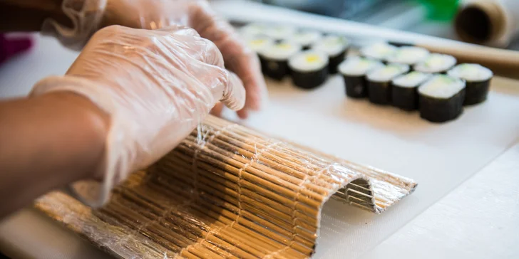 Nabité sety v sushi baru na Újezdě: až 56 ks, saláty i polévky