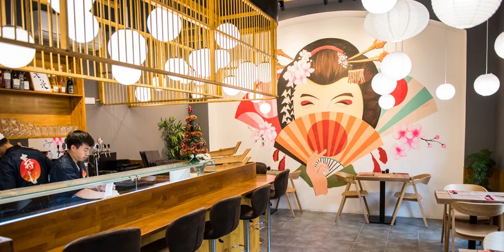 Nabité sety v sushi baru na Újezdě: až 56 ks, saláty i polévky