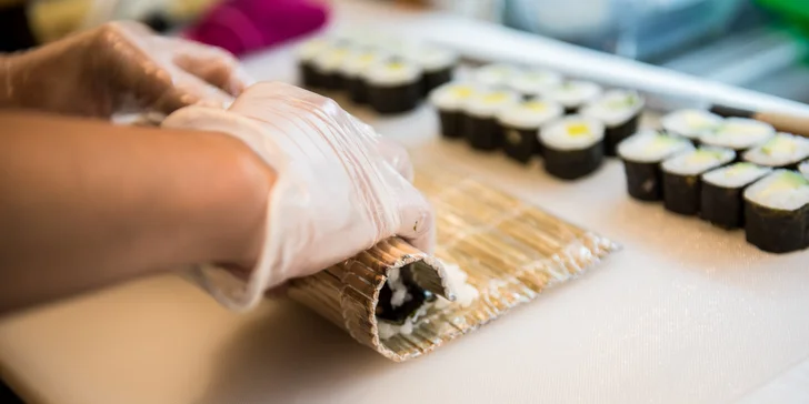 Nabité sety v sushi baru na Újezdě: až 56 ks, saláty i polévky