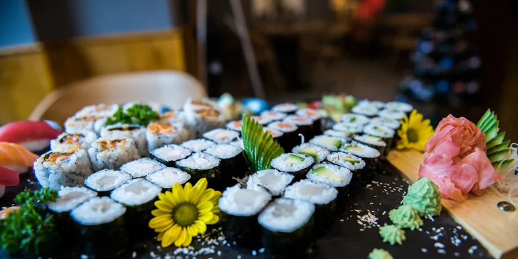Nabité sety v sushi baru na Újezdě: až 56 ks, saláty i polévky