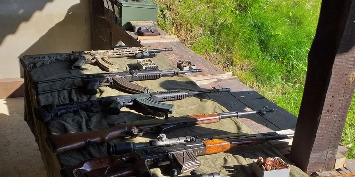 Adrenalinová zábava pro celou rodinu: střelba až 120 náboji z až 15 zbraní