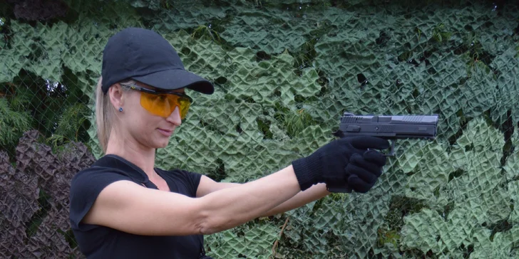 Adrenalinová zábava pro celou rodinu: střelba až 120 náboji z až 15 zbraní
