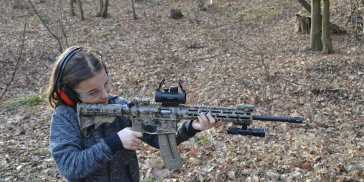 Adrenalinová zábava pro celou rodinu: střelba až 120 náboji z až 15 zbraní