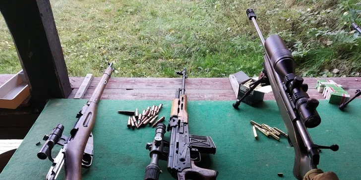 Adrenalinová zábava pro celou rodinu: střelba až 120 náboji z až 15 zbraní