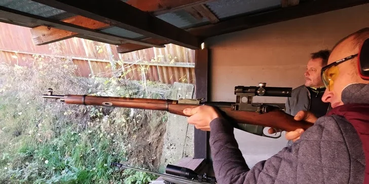 Adrenalinová zábava pro celou rodinu: střelba až 120 náboji z až 15 zbraní