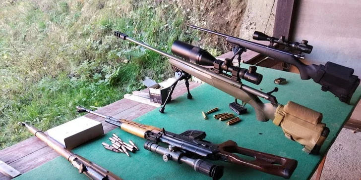 Adrenalinová zábava pro celou rodinu: střelba až 120 náboji z až 15 zbraní