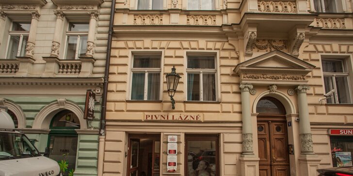 Romantická noc na slámě v srdci Prahy: snídaně, unikátní lázeň a slaměné lůžko