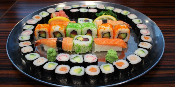 Asijská hostina: 24–52 ks sushi s lososem či krevetami nebo krabem i vegetariánský set