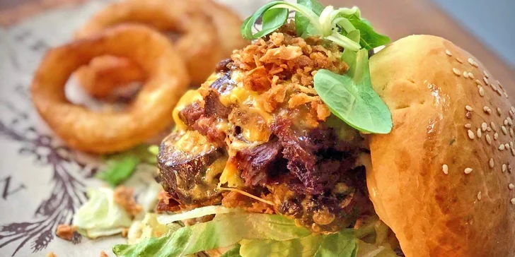 Burger dle výběru z 5 druhů, hranolky, dip i pivo či nealko nápoj