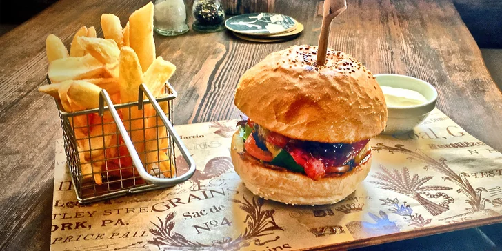 Burger dle výběru z 5 druhů, hranolky, dip i pivo či nealko nápoj