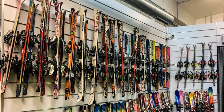 Zapůjčení lyží, lyžařských bot i sjezdových holí: dětské, juniorské i dospělé