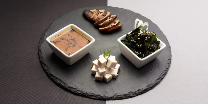 Organické sushi: degustační set 56 ks a miso polévka pro 2 osoby