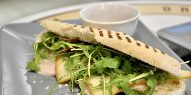 Svačina i mlsání v Yobaru: káva či domácí limonáda a panini nebo vafle s ovocem, krémem z lotusek aj.