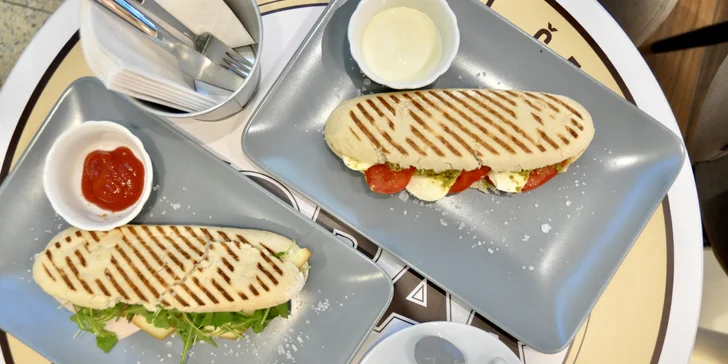 Svačina i mlsání v Yobaru: káva či domácí limonáda a panini nebo vafle s ovocem, krémem z lotusek aj.