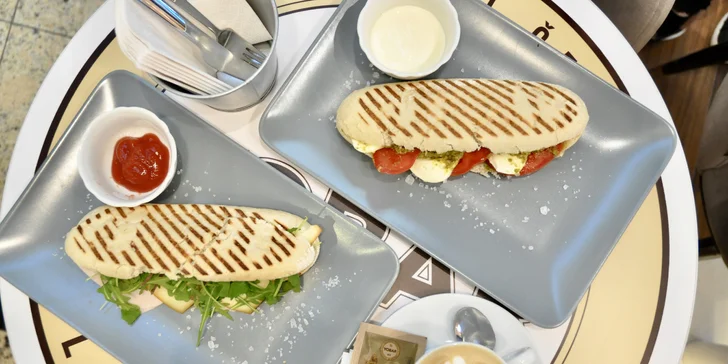 Svačina i mlsání v Yobaru: káva či domácí limonáda a panini nebo vafle s ovocem, krémem z lotusek aj.
