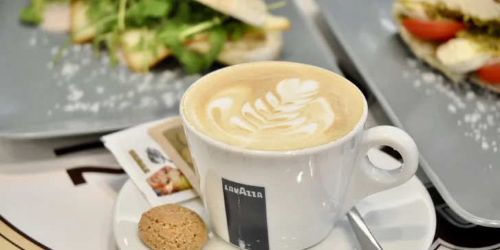 Svačina i mlsání v Yobaru: káva či domácí limonáda a panini nebo vafle s ovocem, krémem z lotusek aj.