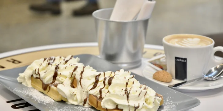 Svačina i mlsání v Yobaru: káva či domácí limonáda a panini nebo vafle s ovocem, krémem z lotusek aj.