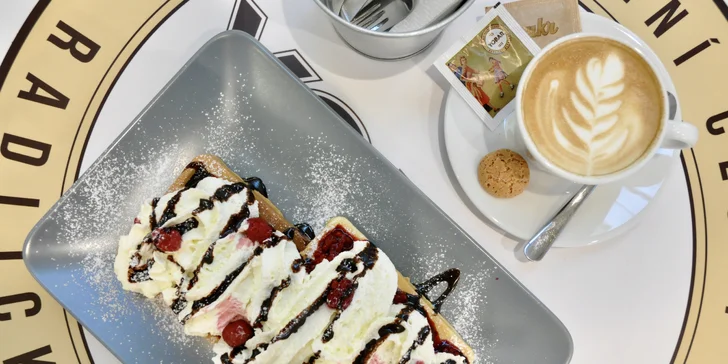 Svačina i mlsání v Yobaru: káva či domácí limonáda a panini nebo vafle s ovocem, krémem z lotusek aj.
