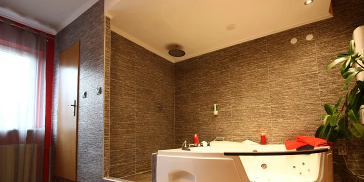 Privátní relaxace pro páry i party: vířivka nebo bazén a sauna
