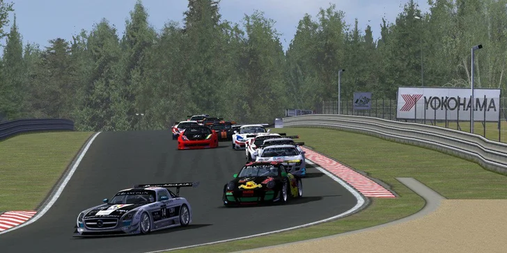 Chopte se volantu a podmaňte si závodní okruh na simulátoru Race Club