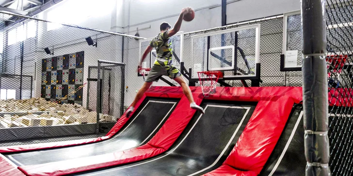 Hodina skákání v Jump Planet Brno: trampolíny, ninja dráha, parkour zóna, obří bazén s houbičkami a 9D kino