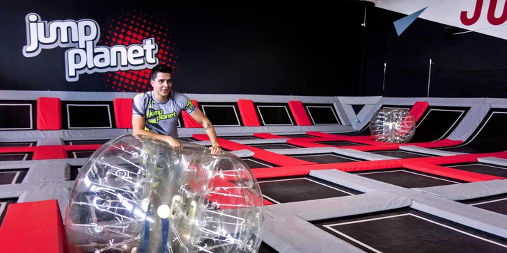 Hodina skákání v Jump Planet Brno: trampolíny, ninja dráha, parkour zóna, obří bazén s houbičkami a 9D kino
