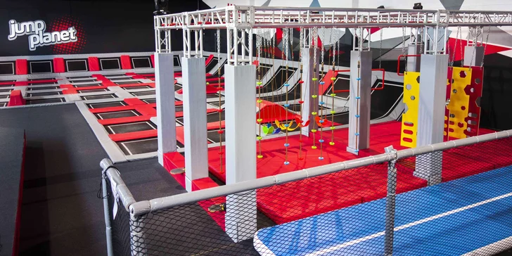 Hodina skákání v Jump Planet Brno: trampolíny, ninja dráha, parkour zóna, obří bazén s houbičkami a 9D kino