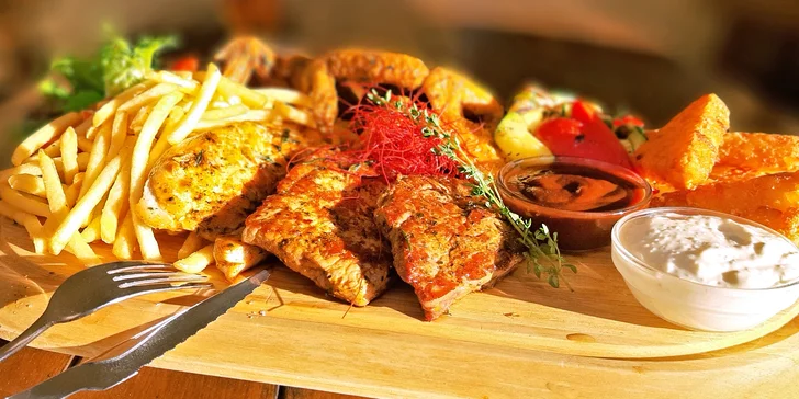 Steakové prkno pro partu přátel: 4 druhy masa, hranolky, rösti a 2 omáčky