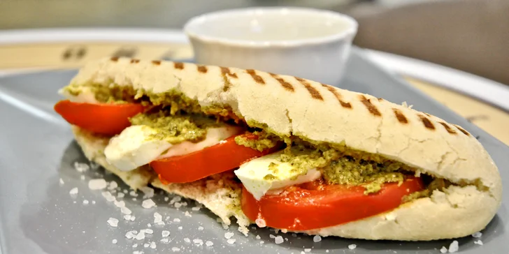 Svačina i mlsání v Yobaru: káva či domácí limonáda a panini nebo vafle s ovocem, krémem z lotusek aj.
