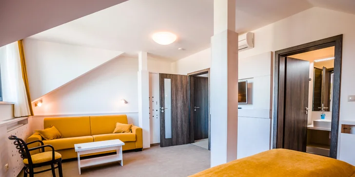 Hotel nabízí také dvoulůžkový pokoj Superior s rozkládací pohovkou pro další 2 osoby (na fotce pokoj Superior+). 