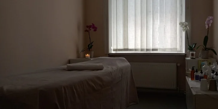 Oddejte se příjemným dotekům zkušené masérky při intenzivní hloubkové masáži zad.
