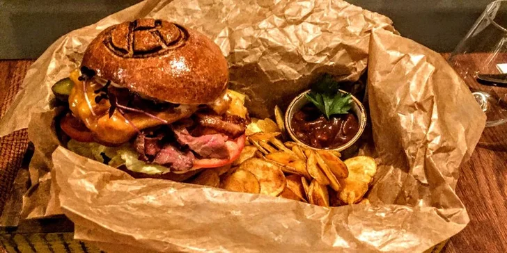 Burger jako ze sna: plátky šťavnatého masa v křupavé bulce plné dobrot a bramborové chipsy
