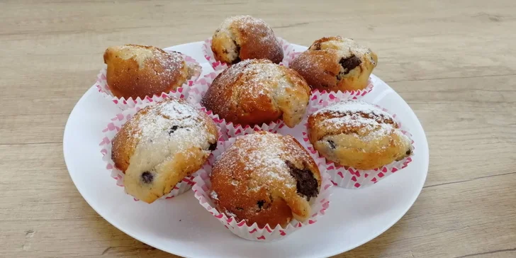 Zahřejte se a zamlsejte: horká jablečná šťáva se skořicí a muffin