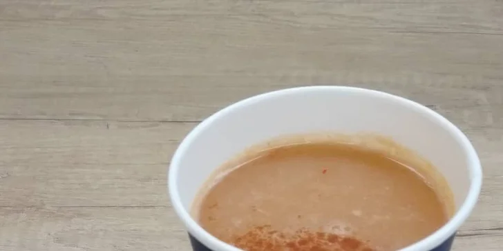 Zahřejte se a zamlsejte: horká jablečná šťáva se skořicí a muffin