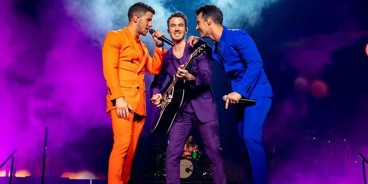 Únorový koncert Jonas Brothers v Berlíně: doprava autobusem a vstupenka