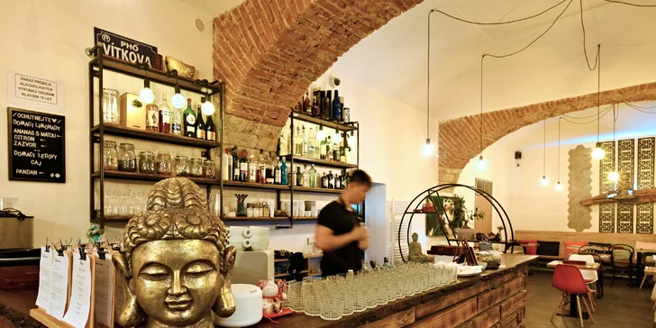 4 chody v restauraci Khomfi: polévka, závitky i Bún Bò Nam Bộ, Curry Đỏ nebo další asijské dobroty