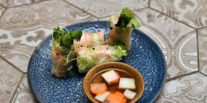 4 chody v restauraci Khomfi: polévka, závitky i Bún Bò Nam Bộ, Curry Đỏ nebo další asijské dobroty