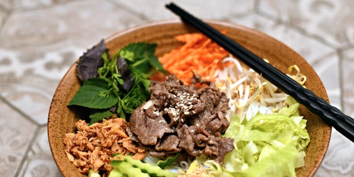 4 chody v restauraci Khomfi: polévka, závitky i Bún Bò Nam Bộ, Curry Đỏ nebo další asijské dobroty