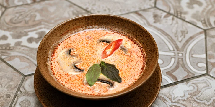 4 chody v restauraci Khomfi: polévka, závitky i Bún Bò Nam Bộ, Curry Đỏ nebo další asijské dobroty