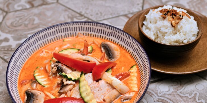 4 chody v restauraci Khomfi: polévka, závitky i Bún Bò Nam Bộ, Curry Đỏ nebo další asijské dobroty