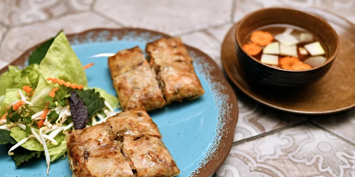 4 chody v restauraci Khomfi: polévka, závitky i Bún Bò Nam Bộ, Curry Đỏ nebo další asijské dobroty