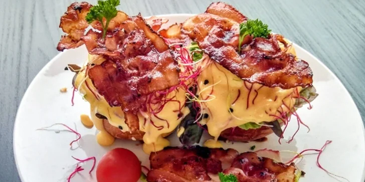 Vejce Benedikt na máslové briošce se slaninovými chipsy a káva dle výběru