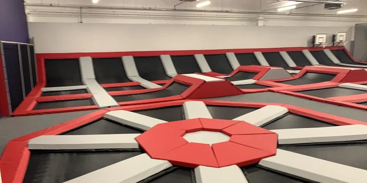 Hodina skákání v Jump Planet Brno: trampolíny, ninja dráha, parkour zóna, obří bazén s houbičkami a 9D kino