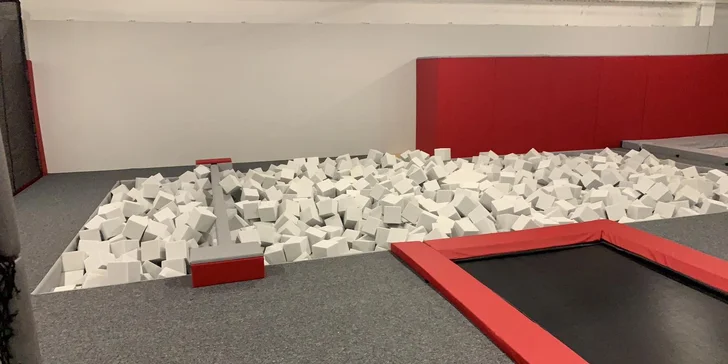 Hodina skákání v Jump Planet Brno: trampolíny, ninja dráha, parkour zóna, obří bazén s houbičkami a 9D kino